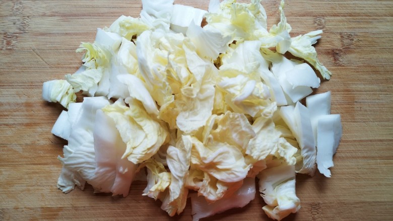 白菜炒肉片,<a style='color:red;display:inline-block;' href='/shicai/ 114'>白菜</a>切成小块,洗干净控一下水分备用。