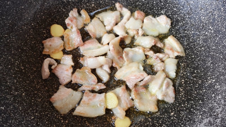 白菜炒肉片,翻炒出油脂,肉片变的微微焦黄。