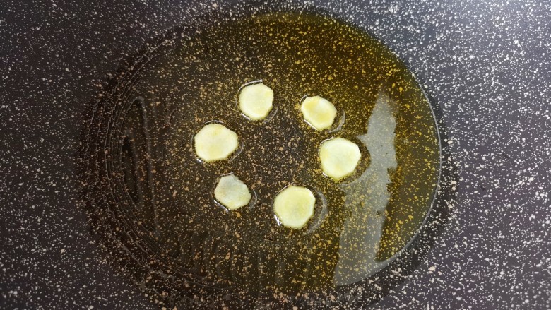 白菜炒肉片,炒锅内倒适量的食用油烧热,下入姜片煎香。