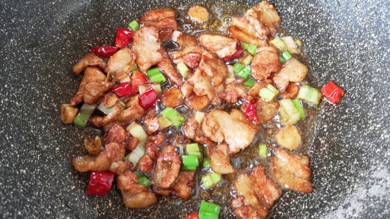 白菜炒肉片,加入<a style='color:red;display:inline-block;' href='/shicai/ 762'>老抽</a>翻炒至肉片上色。