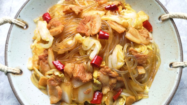 白菜炒肉片,开饭!