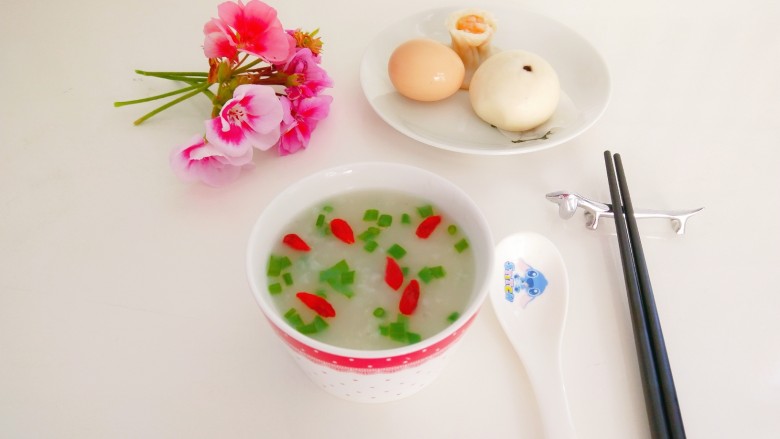 干贝海鲜粥,早餐美食加一个鸡蛋,一个豆沙包,一个小烧麦美美的。