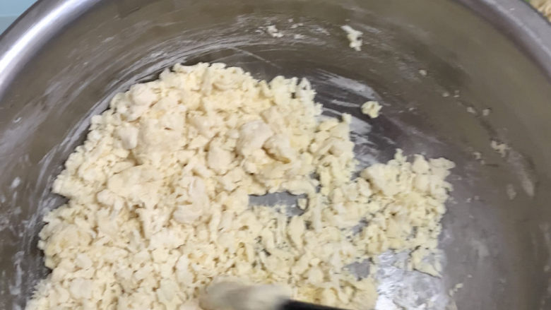 西红柿面疙瘩,倒入一半的鸡蛋液,快速地用筷子搅打面粉使其变成疙瘩。(这里不要一次性把蛋液全部导入,因为面粉的吸水量不一样,和用面粉的用量不一样,这里蛋液一定要逐步地放进面粉里面)