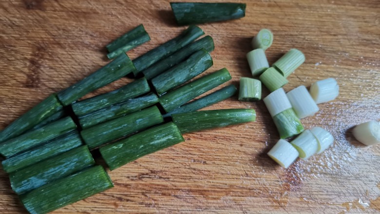 洋葱炒蛋,葱白切碎,葱叶切段