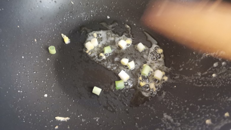 洋葱炒蛋,锅里留底油,下葱白炒香