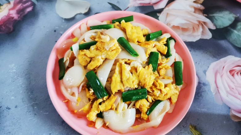洋葱炒蛋,盛入盘中,完成!
