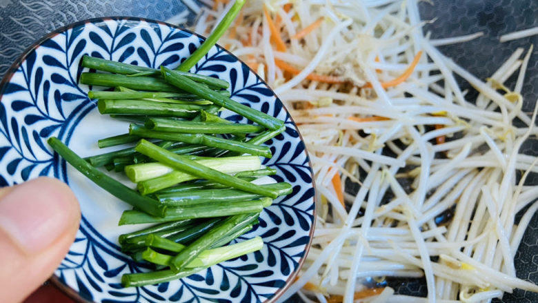 爆炒绿豆芽,放入葱段