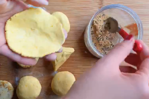 南瓜糯米饼,将揉好面团分成小剂子,然后平摊成饺子皮一样的大小,然后包入芝麻<a style='color:red;display:inline-block;' href='/shicai/ 3729'>白糖</a>豆粉。