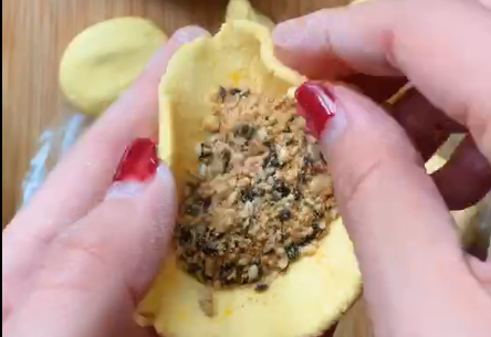 南瓜糯米饼,轻轻收口,然后搓圆