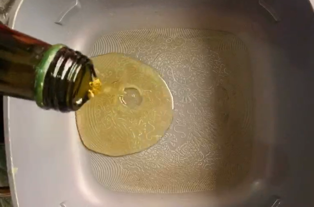 南瓜糯米饼,锅中烧油,大火烧热之后,转小火。