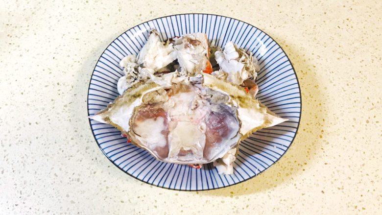 咖喱梭子蟹,掀开盖子,去掉螃蟹腮和不干净的地方