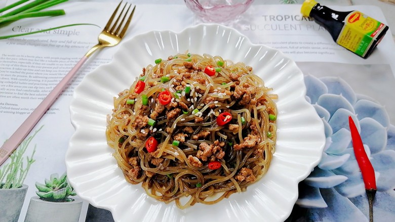 肉末粉条,拍上成品图,一道美味又下饭的肉末粉条就完成了。