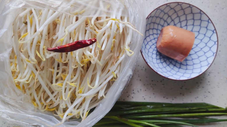 爆炒绿豆芽,首先我们准备好所有食材