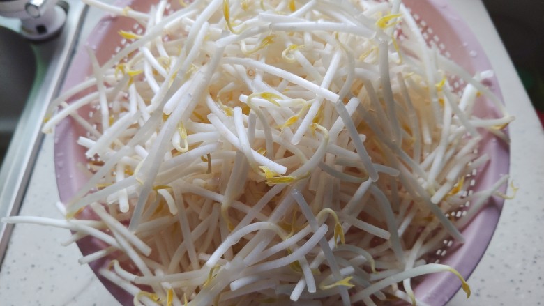 爆炒绿豆芽,捞出泡好并且洗净的绿豆芽,沥干水分