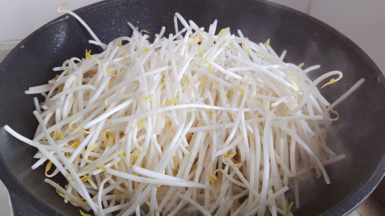 爆炒绿豆芽,待锅内油热,下绿豆芽