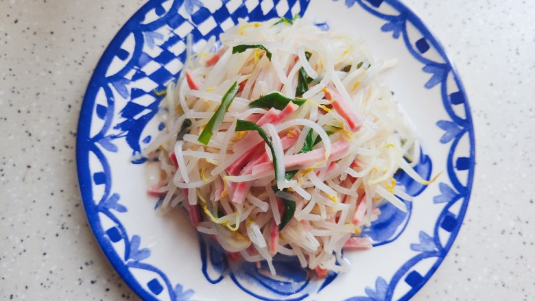 爆炒绿豆芽,装盘