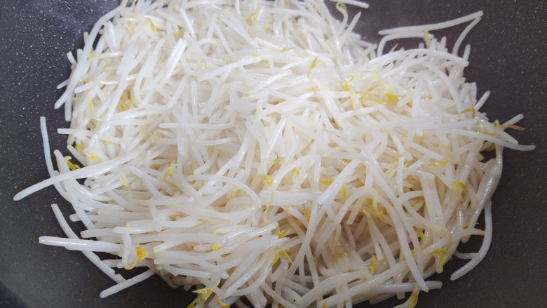 爆炒绿豆芽,大火翻炒至绿豆芽稍稍变软,体积变小