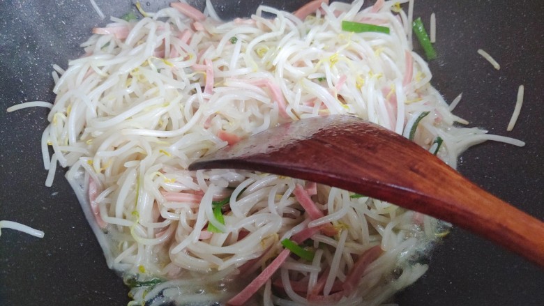 爆炒绿豆芽,再次翻炒均匀,即可