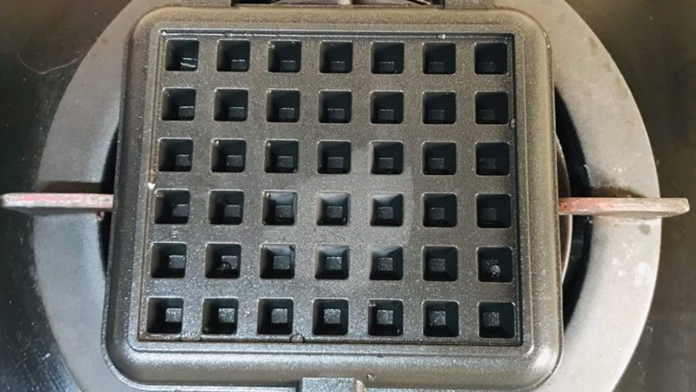 板栗饼,打开火,转小火,合上华夫饼模具