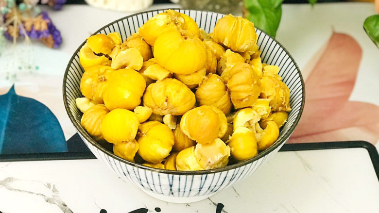 板栗饼,板栗煮熟后,剥掉外壳,留下板栗肉