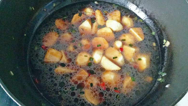 红烧芋头,加入没过芋头块的水,大火煮开