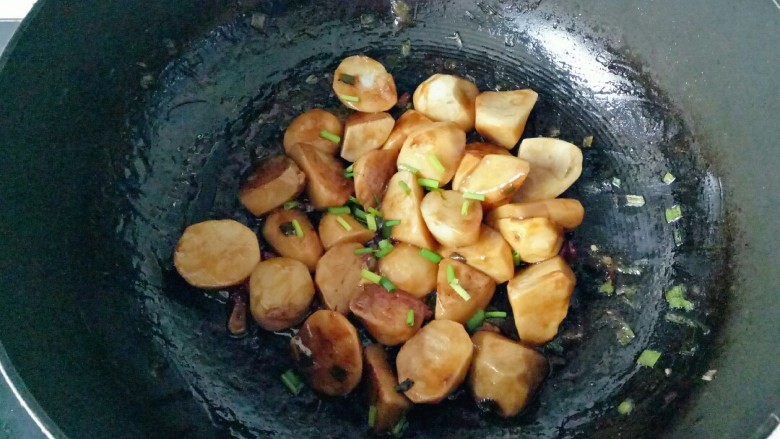 红烧芋头,转中火焖煮15分钟,撒些葱花即可