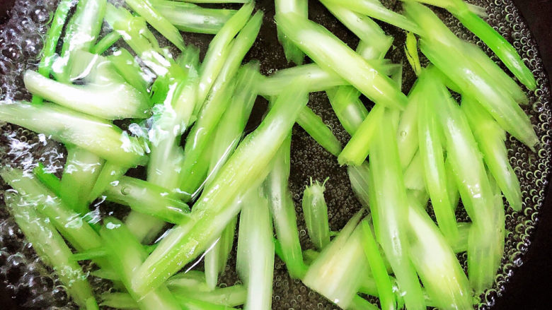 西芹炒鱿鱼,锅中烧开水,焯一下西芹。