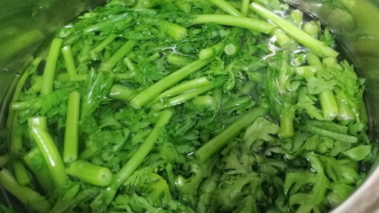 虾皮蒜蓉茼蒿,水开放一小勺食用油,放入茼蒿,焯水20秒。