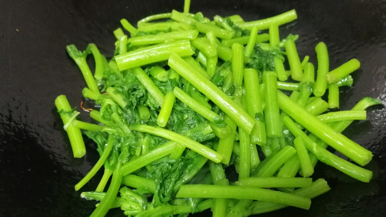 虾皮蒜蓉茼蒿,放入茼蒿,文火翻炒均匀。