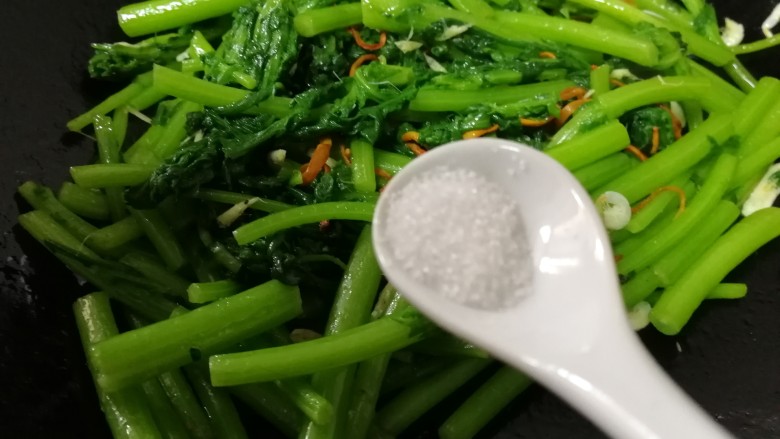 虾皮蒜蓉茼蒿,放入半小勺盐入味,文火炒匀。