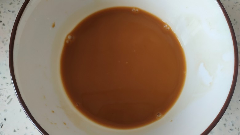 爆炒鸡胸肉,小碗中放入一勺生抽,一勺醋,一勺淀粉,适量清水,搅拌均匀