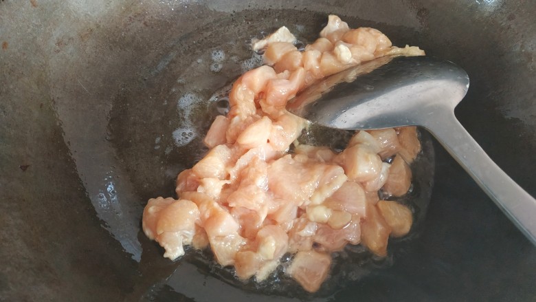 爆炒鸡胸肉,锅中放入适量植物油,油热,放入鸡丁翻炒