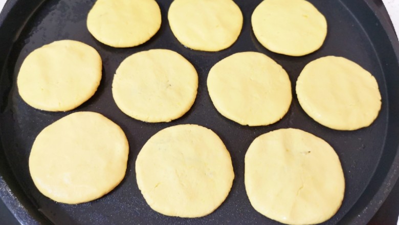 南瓜糯米饼,依次做好剩下的南瓜糯米饼,电饼铛预热,刷上一层食用油,放入做好南瓜糯米饼。
