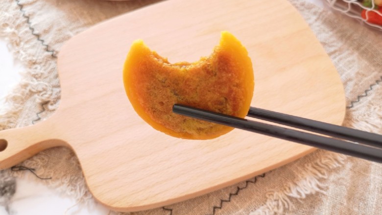 南瓜糯米饼,咬一口,软糯香甜,太好吃了。