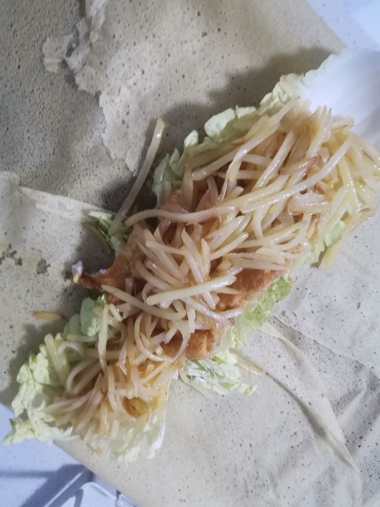 煎饼土豆丝,加入土豆丝