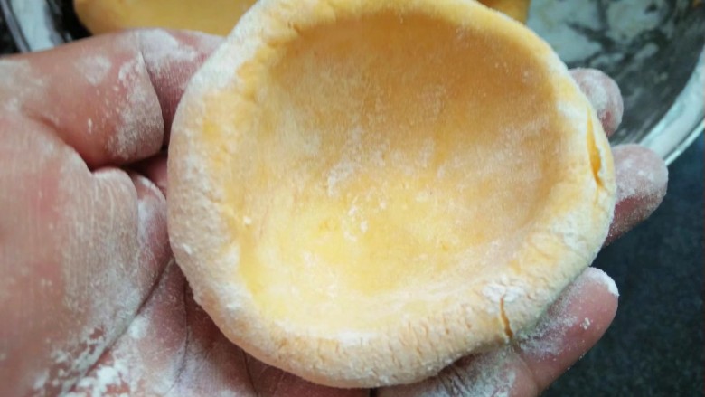 南瓜糯米饼,㩆一小团的面团,捏成这种形状