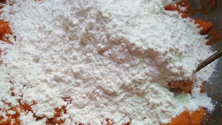 南瓜糯米饼,加入糯米粉,一次性不好加太多,依次慢慢加入