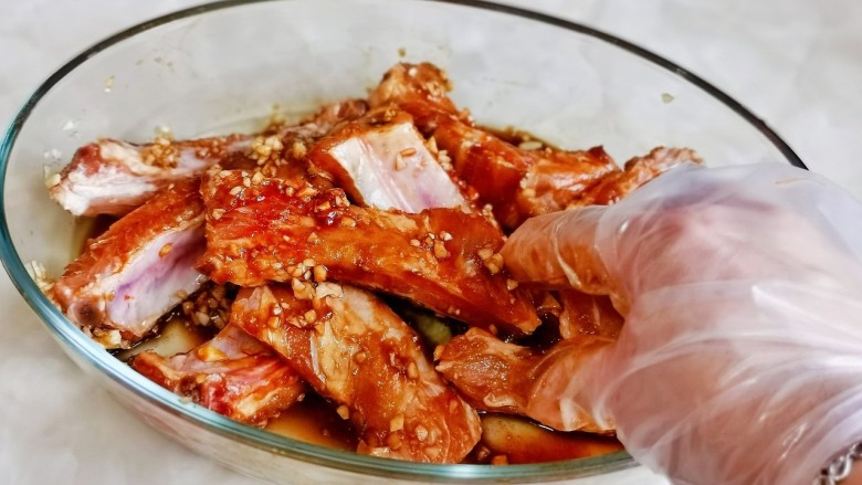 椒盐排骨,戴上食品手套,抓拌均匀。