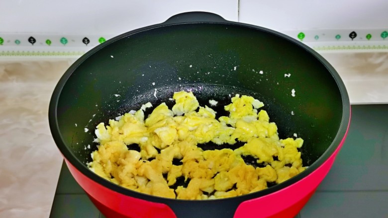 咖喱蛋炒饭,小火煎蛋,再铲碎。