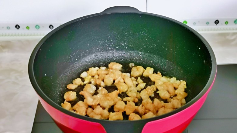 咖喱蛋炒饭,起油锅倒入腌制好的虾仁,小火煸炒至8分熟盛出备用。