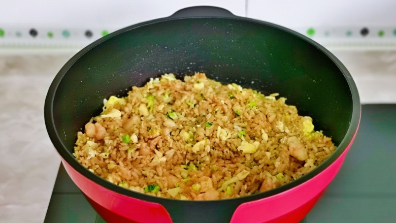 咖喱蛋炒饭,另起油锅,倒入咖喱酱油饭,小火翻炒3分钟左右。