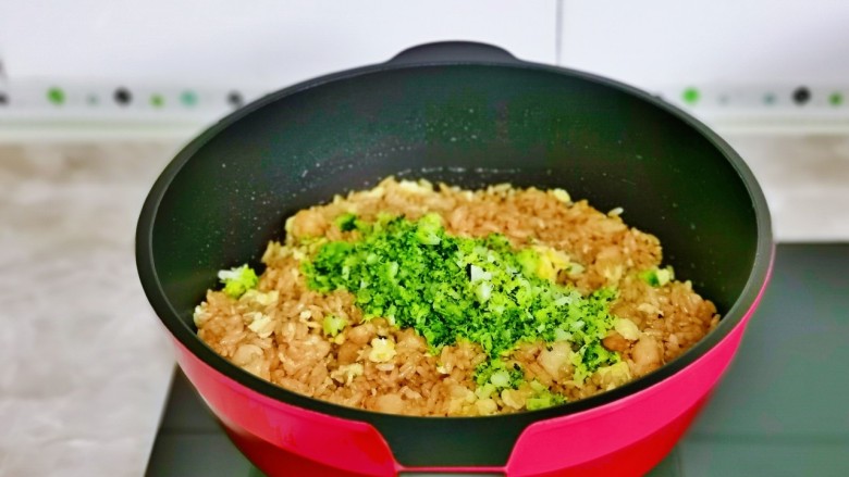 咖喱蛋炒饭,最后加入西兰花,按个人口味加入盐。