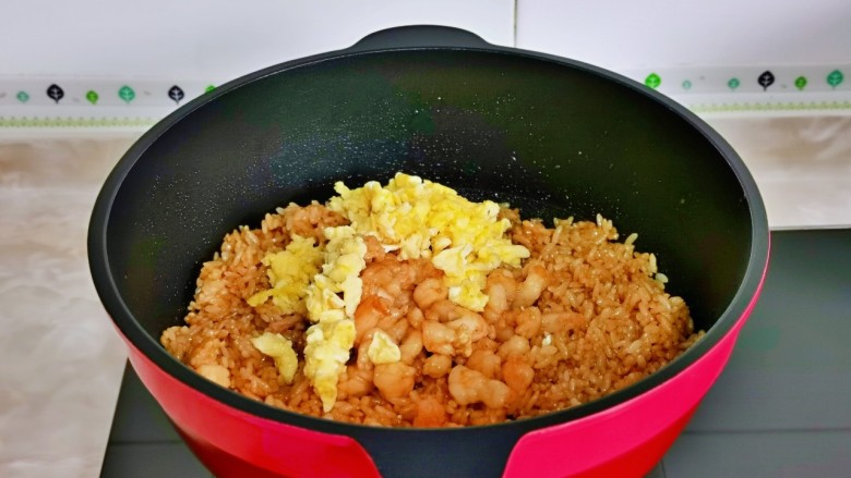咖喱蛋炒饭,再加入煎好的鸡蛋,虾仁,小火翻炒。