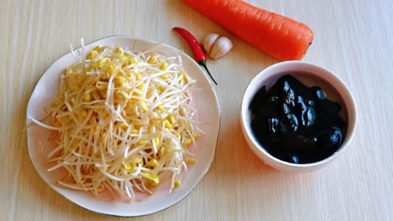 爆炒绿豆芽,准备食材,黑木耳提前冷水泡发。