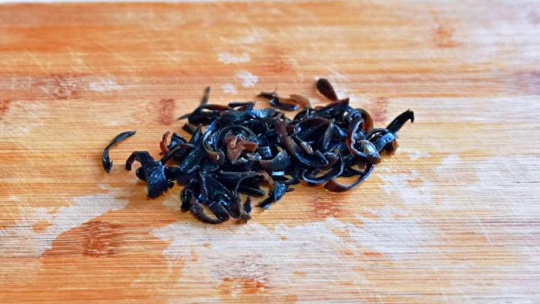 爆炒绿豆芽,泡发的黑木耳,切丝。