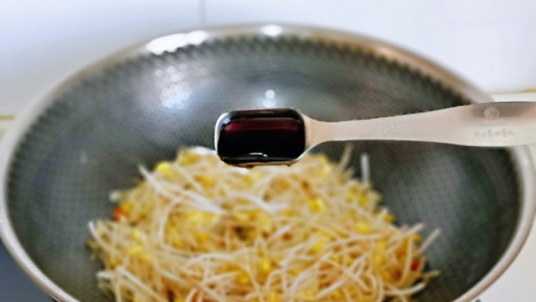 爆炒绿豆芽,加入<a style='color:red;display:inline-block;' href='/shicai/ 721'>蚝油</a>,小火翻炒均匀。