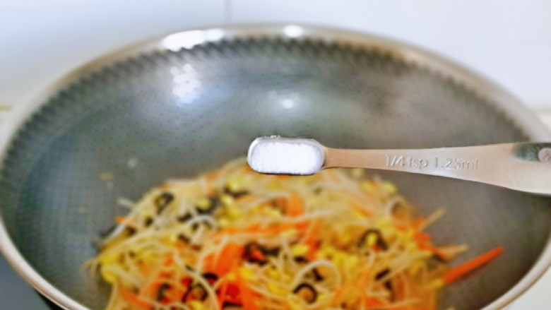 爆炒绿豆芽,按个人口味加入盐,将三样煮熟。
