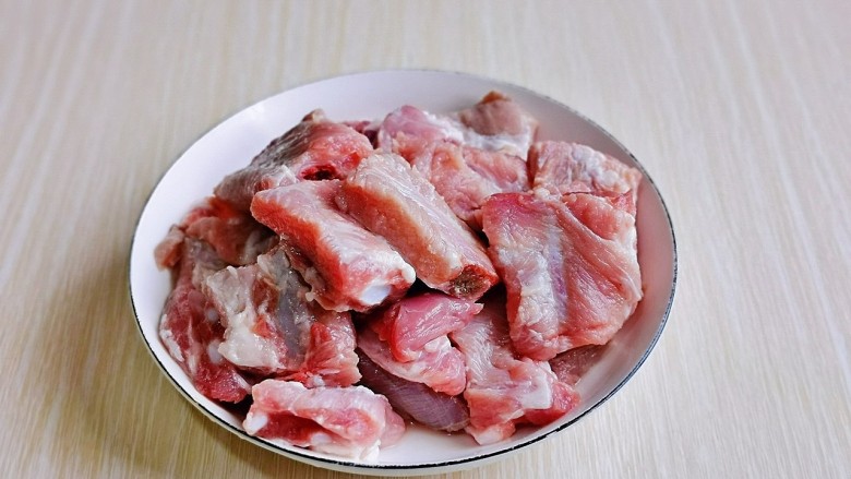 红烧芋头,<a style='color:red;display:inline-block;' href='/shicai/ 434'>排骨</a>洗干净，冷水将血水泡出来。