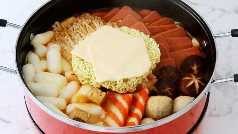 部队火锅,再摆入面饼,放入2片<a style='color:red;display:inline-block;' href='/shicai/ 62159'>芝士片</a>