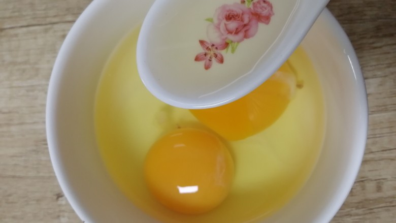 洋葱炒蛋,鸡蛋里加一汤匙<a style='color:red;display:inline-block;' href='/shicai/ 718'>料酒</a>打散,去腥的同时会比较嫩。